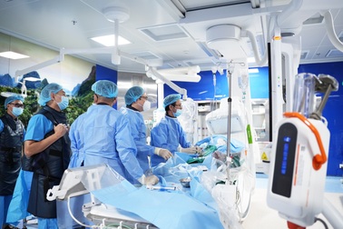 Căng não đặt 2 stent cứu bệnh nhân tái phát hẹp mạch vành tại vị trí khó