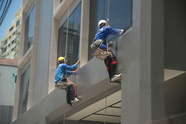 Công nhân lau kính bắt gặp nữ gia chủ ngủ khỏa thân, công ty bị kiện