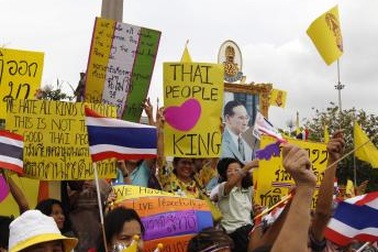 Các màu áo Thái Lan đồng loạt xuống đường, quân đội cam kết mạnh tay 