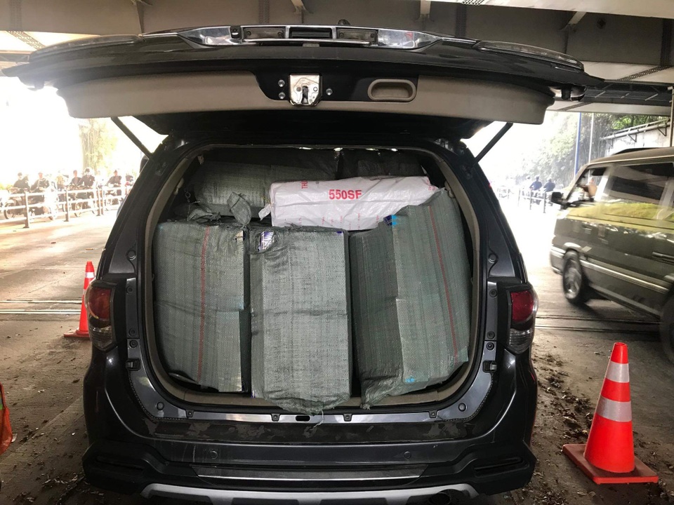 Tạm giữ đối tượng chở thuốc lá lậu, gây tai nạn ở hầm Thủ Thiêm - 4