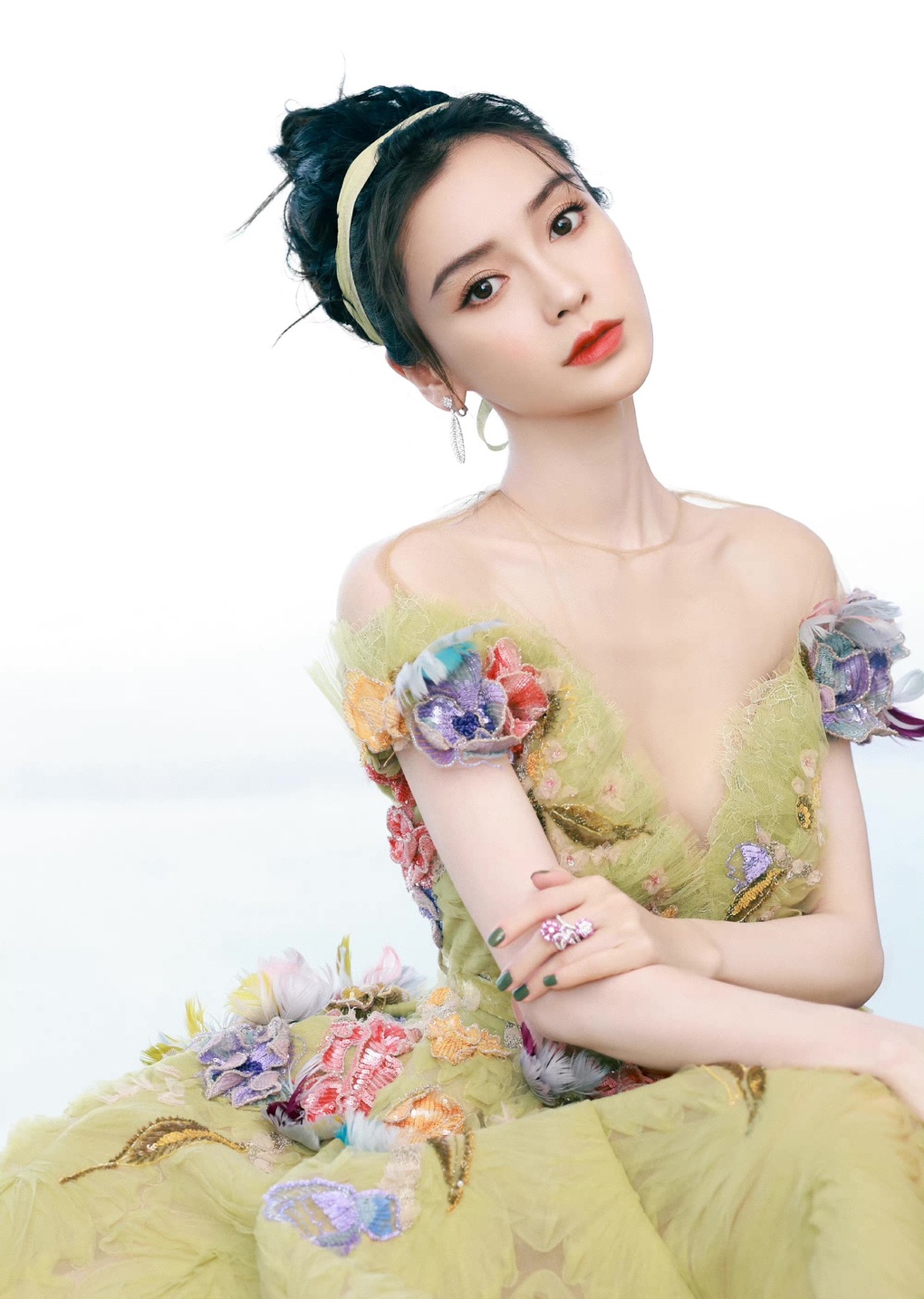 Dân mạng không tin Angelababy chưa đặt chân tới câu lạc bộ thoát y - 4