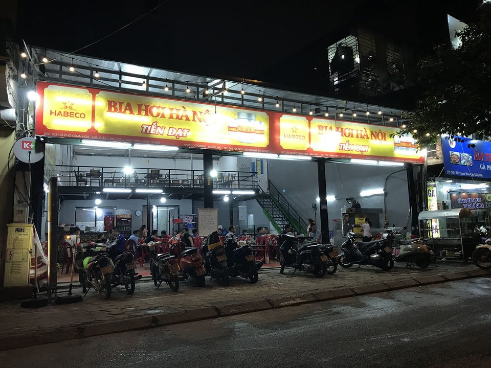 Quán nhậu ken đặc, đông nghịt người như chưa hề có Nghị định 100 - 8 Quán nhậu ken đặc, đông nghịt người như chưa hề có Nghị định 100 - 8