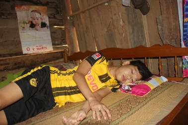 Thương bố mẹ chạy vạy từng đồng, bé trai xin ở nhà chờ chết