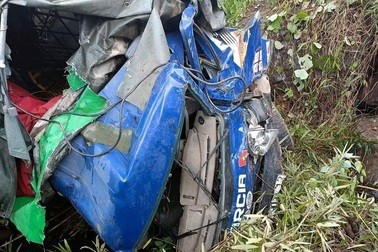 Ô tô tải lao xuống vực sâu 20m, lái xe tử vong