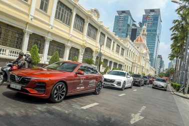 Người dân TP.HCM hào hứng với màn trình diễn của những chiếc xe Lux