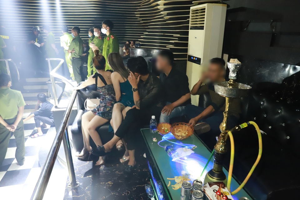Bắt nhóm đối tượng chơi ma túy trong quán bar khi giãn cách xã hội - 1 Bắt nhóm đối tượng chơi ma túy trong quán bar khi giãn cách xã hội - 1