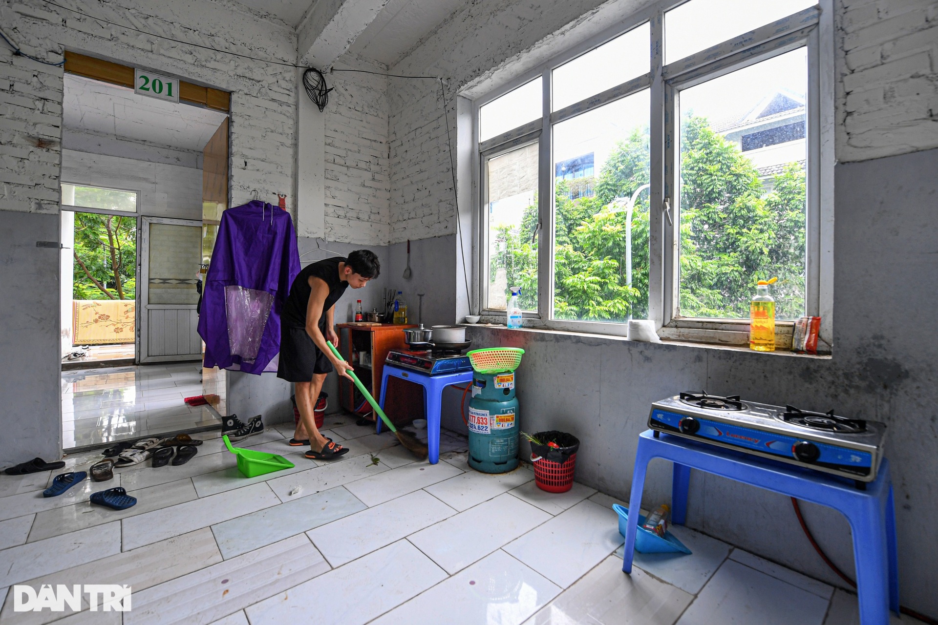 Cuộc sống thuê trọ trong các biệt thự triệu USD bỏ hoang ở Hà Nội - 10 Cuộc sống thuê trọ trong các biệt thự triệu USD bỏ hoang ở Hà Nội - 10