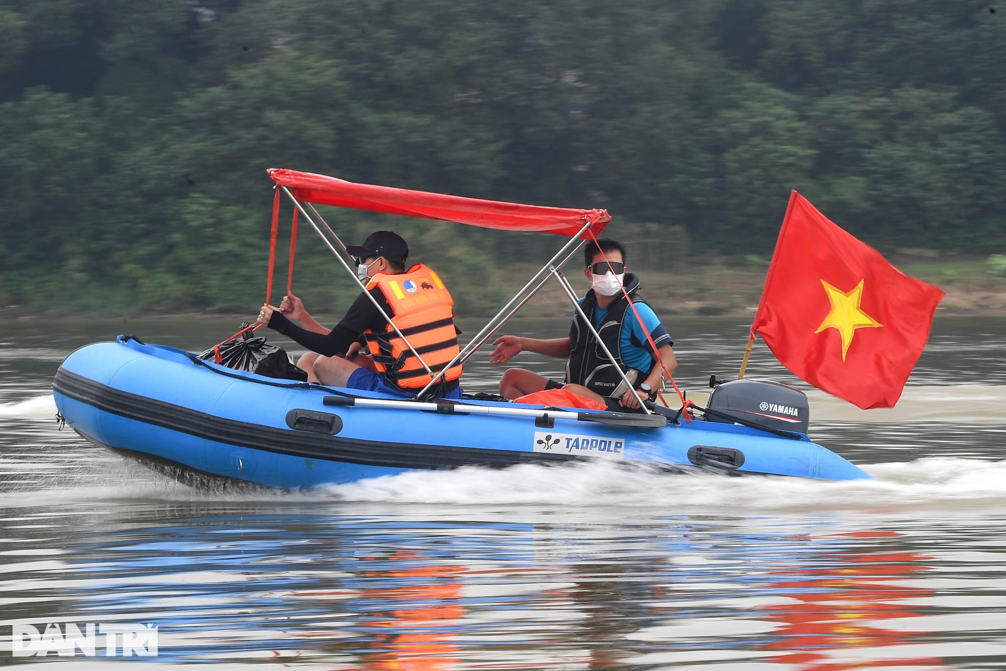 Chạy xuồng hơi dọc sông Hồng trao quà tới tận tay người dân nghèo làng chài - 2 Chạy xuồng hơi dọc sông Hồng trao quà tới tận tay người dân nghèo làng chài - 2