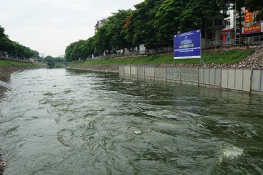 Hình ảnh sông Tô Lịch khi nước Hồ Tây cuồn cuộn đổ vào