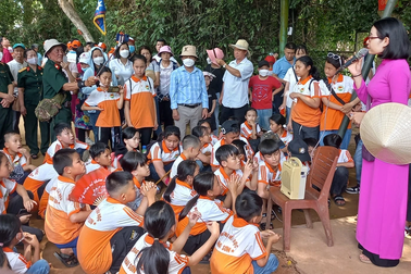 Chấn chỉnh việc các trường thu tiền triệu để đưa học sinh đi tham quan