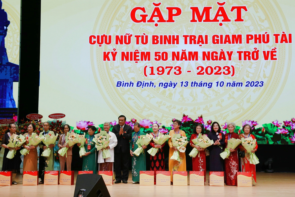 50 năm ngày các nữ chiến sĩ cách mạng trở về từ địa ngục trần gian - 4 50 năm ngày các nữ chiến sĩ cách mạng trở về từ địa ngục trần gian - 4