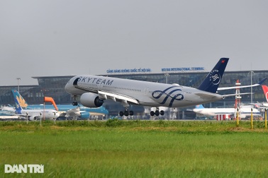 Hà Nội và TPHCM giãn cách xã hội, khách đi nước ngoài tới sân bay thế nào?