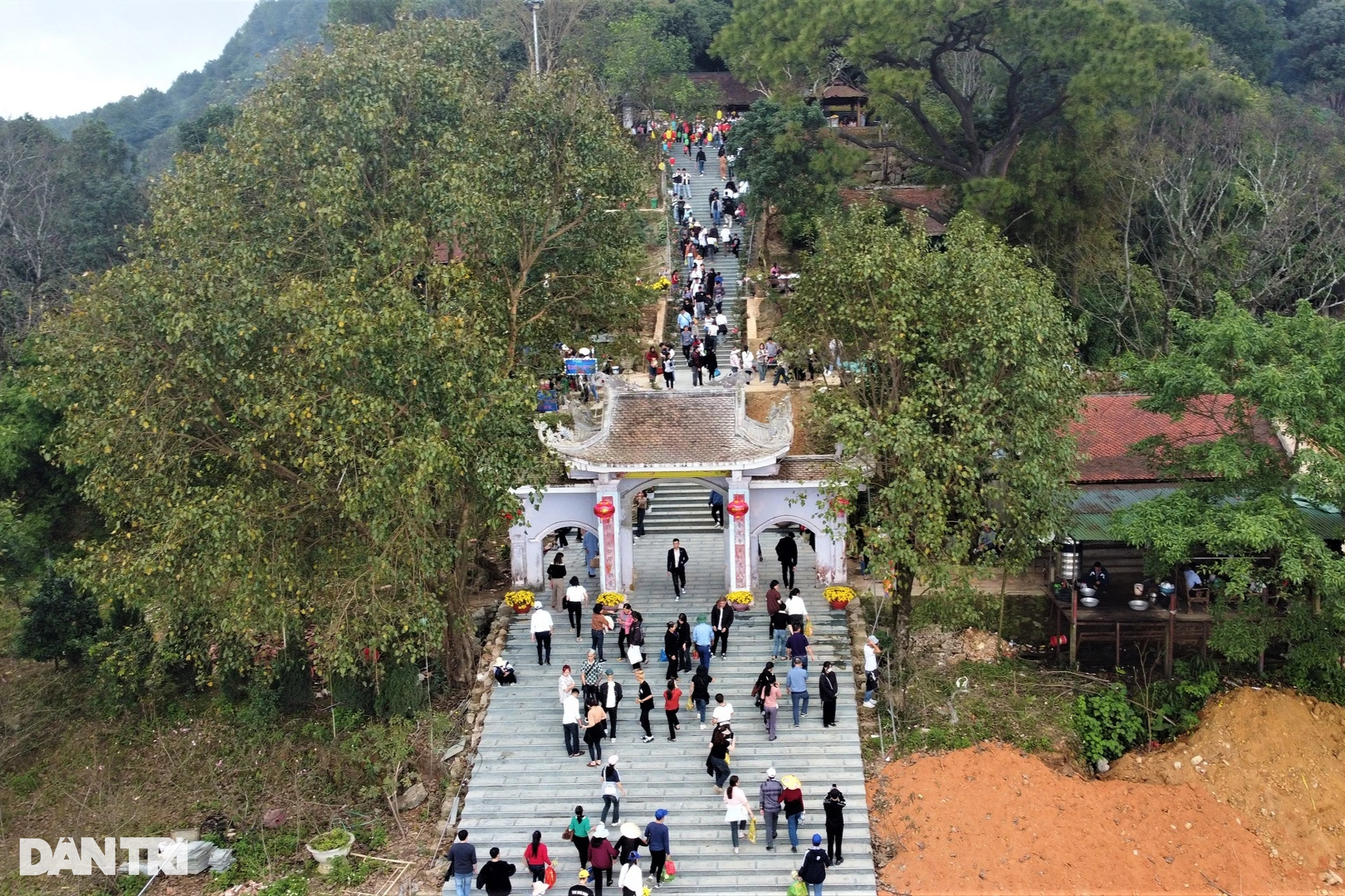 Chen chân đổ dầu gió xoa tượng hổ mong chữa bách bệnh ở chùa Hương Tích - 9 Chen chân đổ dầu gió xoa tượng hổ mong chữa bách bệnh ở chùa Hương Tích - 9