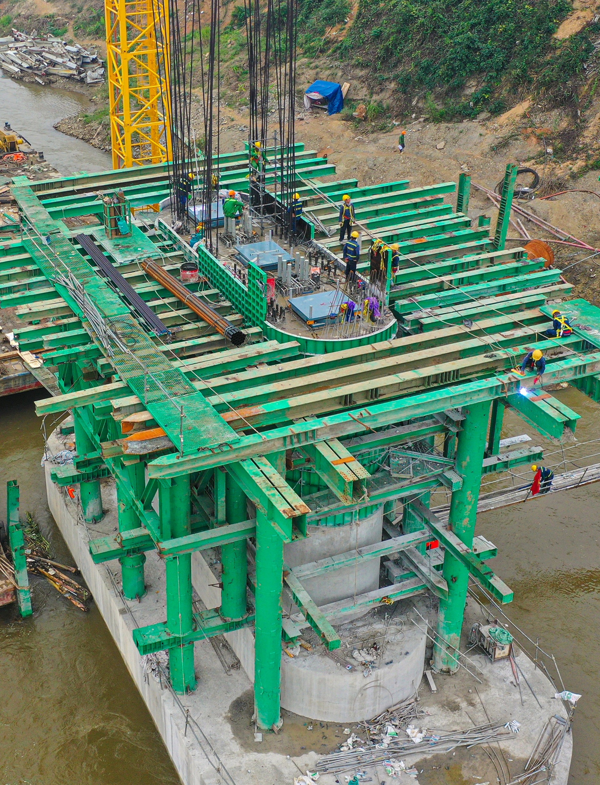 Lộ diện hình hài cầu Phong Châu mới sau 5 tháng thi công - 5 Lộ diện hình hài cầu Phong Châu mới sau 5 tháng thi công - 5