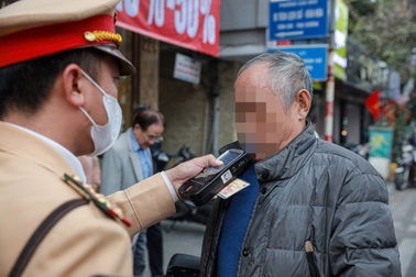 Hà Nội: Tưởng CSGT đã nghỉ Tết, người đàn ông uống rượu và "dính cồn"