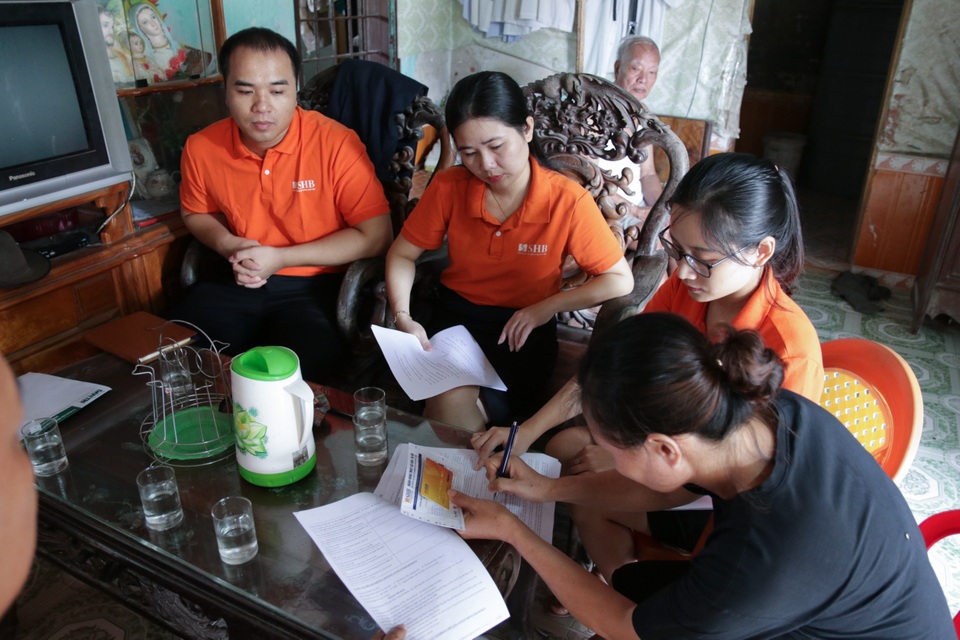 Báo Dân trí cùng Ngân hàng SHB trao sổ tiết kiệm giúp người phụ nữ ung thư - 7 Báo Dân trí cùng Ngân hàng SHB trao sổ tiết kiệm giúp người phụ nữ ung thư - 7