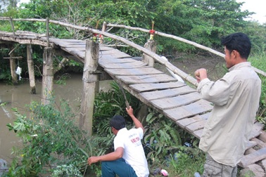 Xót xa và bất bình bên cây cầu tử thần "nuốt" bé gái 5 tuổi