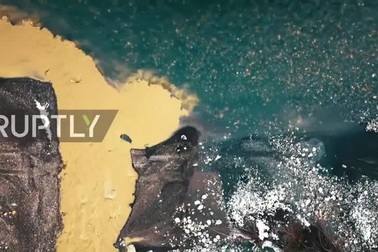 Khoảnh khắc hai sông gặp nhau nhưng dòng nước vẫn tách làm đôi