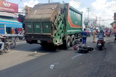 Xe chở rác chèn qua người cô gái trẻ