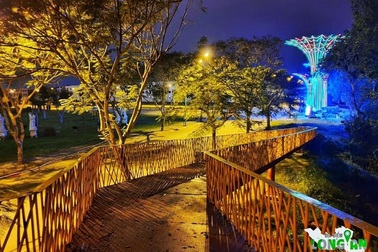 TP. Tân An xuất hiện cầu vàng cảnh quan, điểm check-in ấn tượng