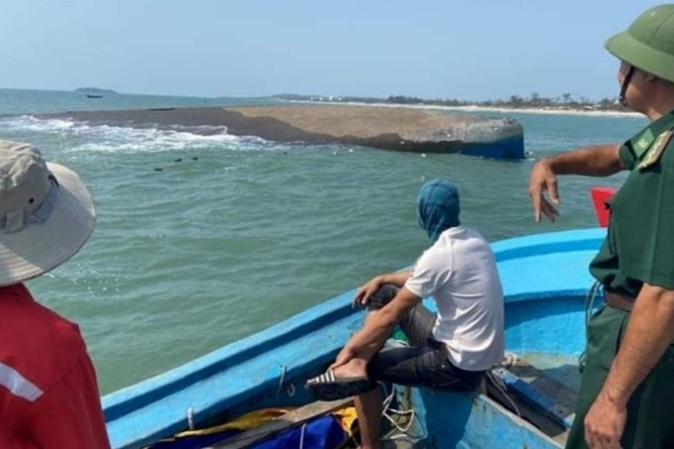 Vụ chìm tàu ở Mũi Né: May mắn vì bồn chứa tro xỉ, dầu DO gần như nguyên vẹn - 1 Vụ chìm tàu ở Mũi Né: May mắn vì bồn chứa tro xỉ, dầu DO gần như nguyên vẹn - 1