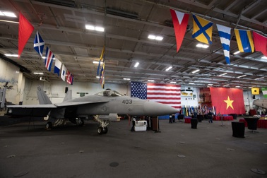 Khách tham quan thấy gì trên tàu sân bay Mỹ USS Ronald Reagan ở Đà Nẵng?