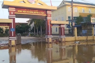 Lũ rút, các bệnh viện ngập sâu tại Quảng Bình đón bệnh nhân trở lại