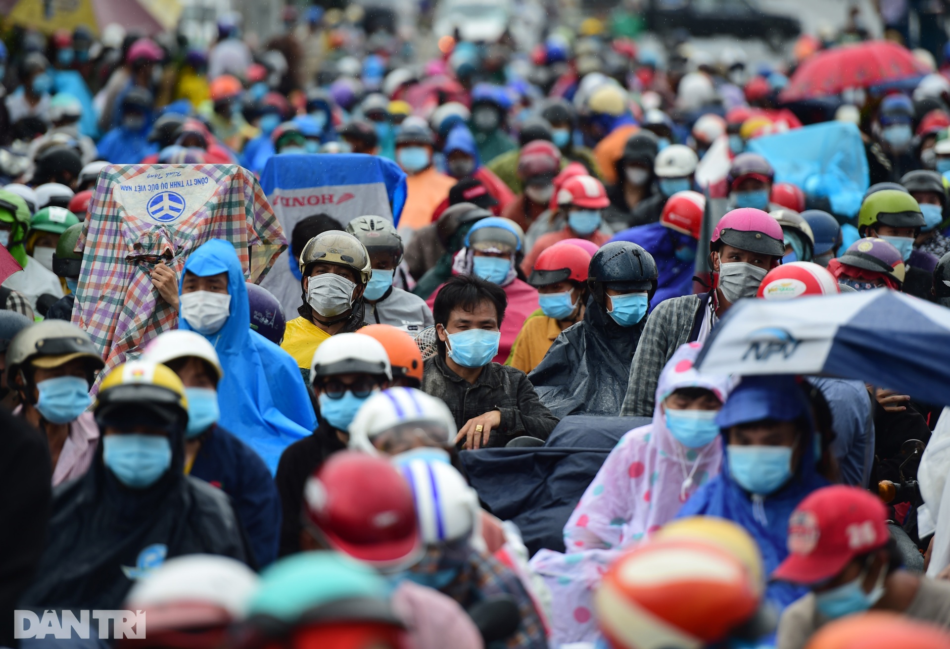 Hơn 24 giờ người dân phơi nắng, dầm mưa chờ qua chốt về quê miền Tây - 17 Hơn 24 giờ người dân phơi nắng, dầm mưa chờ qua chốt về quê miền Tây - 17