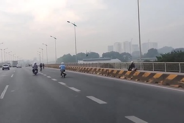 Nhóm người bất chấp nguy hiểm, đi xe đạp vào làn ô tô