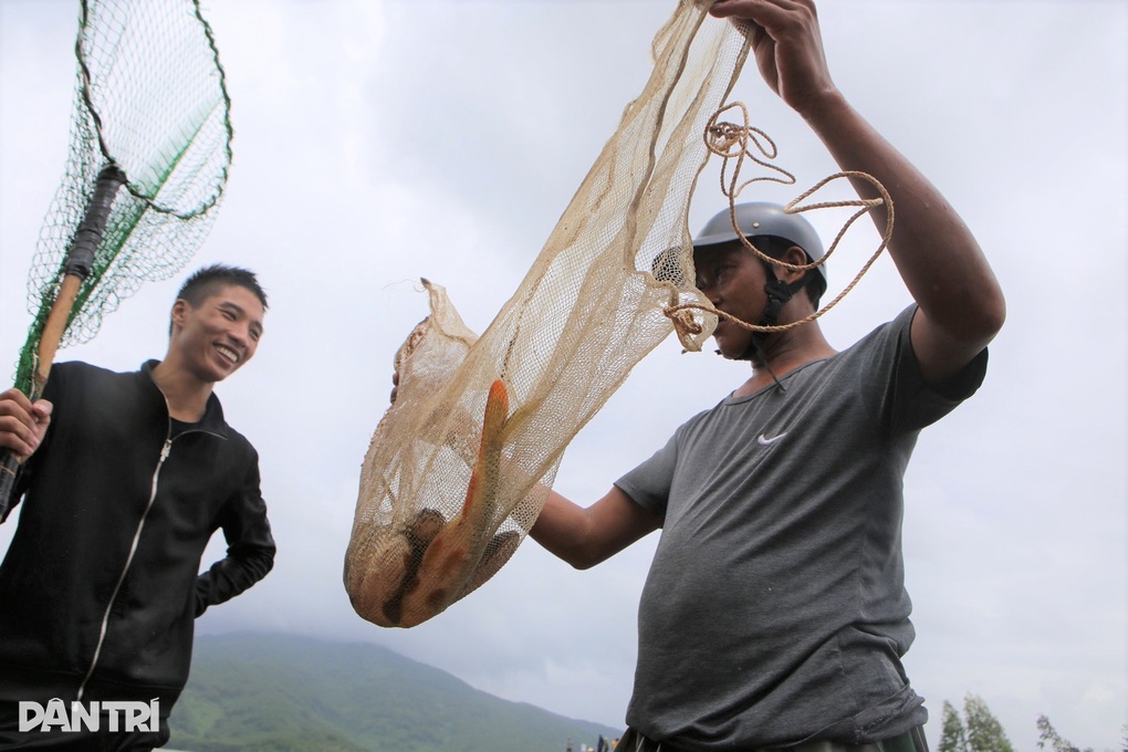 Hàng chục người liều mình lao xuống dòng nước lũ chảy xiết bắt cá - 8 Hàng chục người liều mình lao xuống dòng nước lũ chảy xiết bắt cá - 8