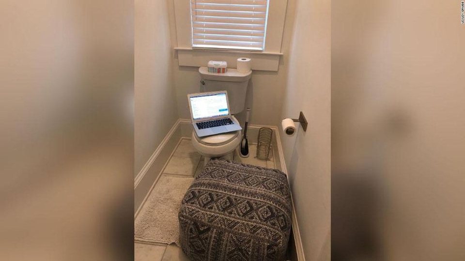 Bồn tắm, nhà vệ sinh được tận dụng thành…  “phòng làm việc” thời Covid-19 - 8