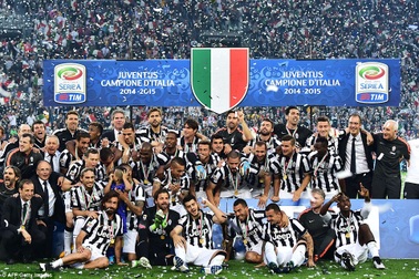 Juventus đả bại Napoli trong ngày giương cao Scudetto