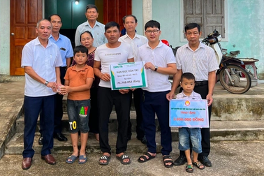 Hai đứa trẻ mất mẹ vì tai nạn được hỗ trợ gần 75 triệu đồng