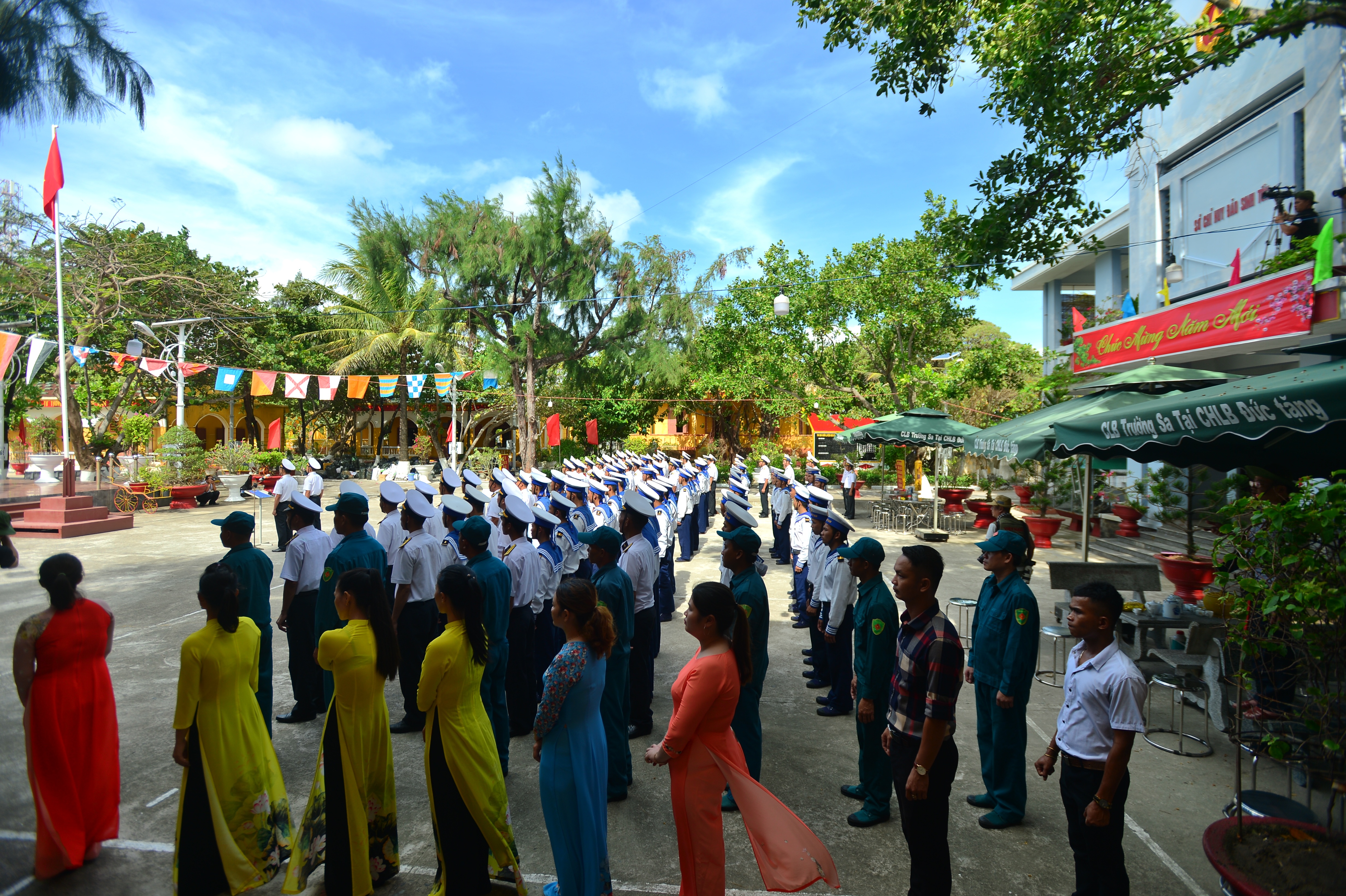 Thiêng liêng lễ chào cờ đầu năm mới tại Trường Sa - 11