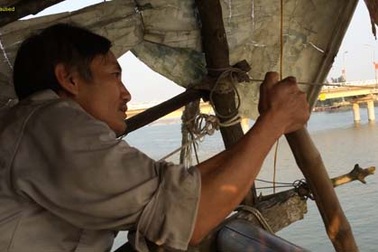 Một ngày mấy chục lần nhọc nhằn kéo vó trên sông