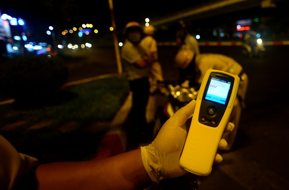 CSGT đo nồng độ cồn ra sao trong mùa dịch Covid-19? - 7