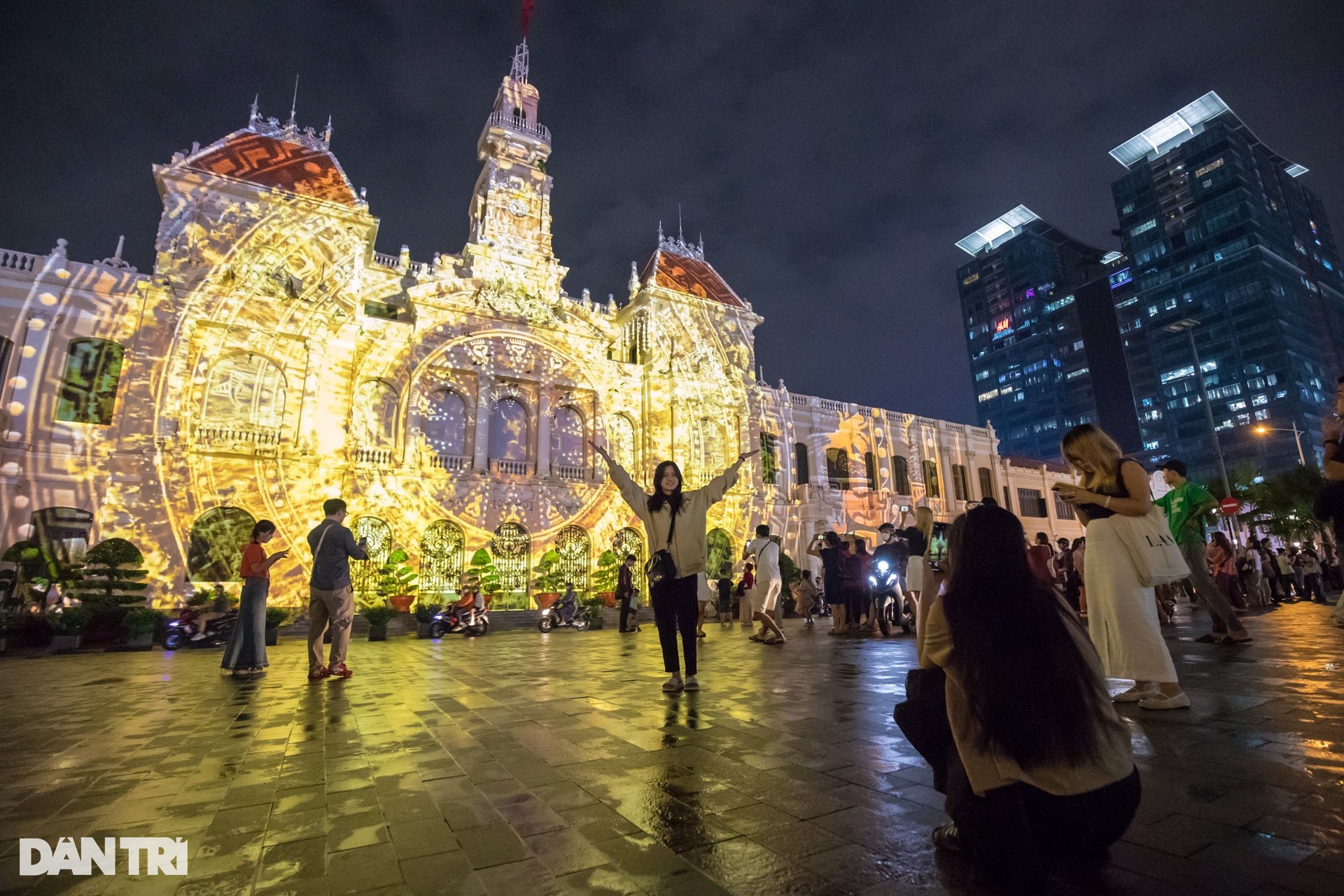 Tòa nhà UBND TPHCM lung linh dưới công nghệ trình chiếu 3D mapping - 1 Tòa nhà UBND TPHCM lung linh dưới công nghệ trình chiếu 3D mapping - 1