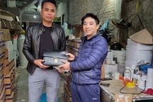 Nhặt được cặp đầy tiền, người đàn ông ở Hà Nội mất ngủ cả đêm tìm chủ nhân