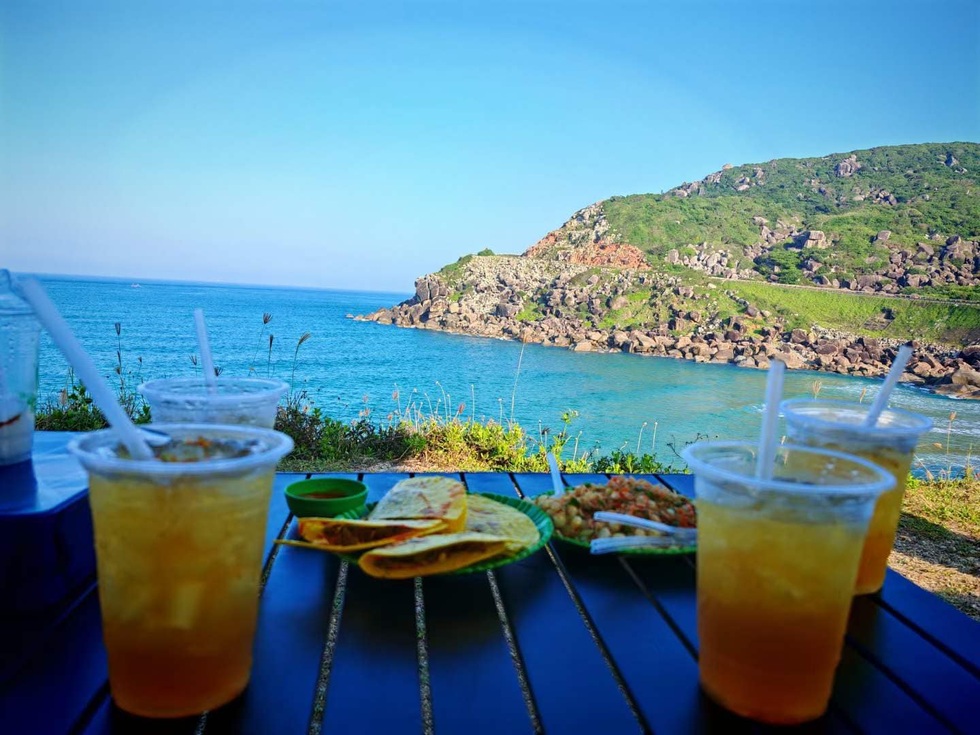 Con trai bỏ 300 triệu biến xe thành nhà di động đưa bố đẻ, bố vợ xuyên Việt - 10