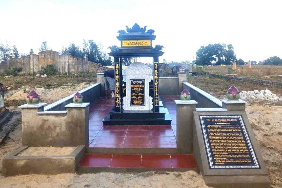 Người phụ nữ lấy thân mình chặn xe tăng, dùng đôi tay đẩy nòng súng lên cao - 5 Người phụ nữ lấy thân mình chặn xe tăng, dùng đôi tay đẩy nòng súng lên cao - 5