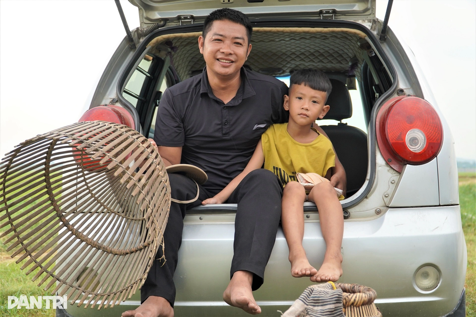 ពលរដ្ឋសម្រុកទិញសំបុត្រចូលរួមប្រកួតចាប់ត្រីម្ចាស់បឹងបានជិតដប់លានដុង - 1 Dân phố lũ lượt mua vé thi nhau nơm cá, chủ hồ thu gần chục triệu đồng - 1