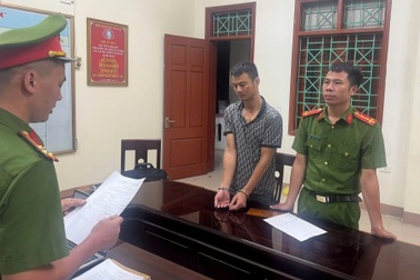 Tạm giữ đối tượng dùng thắt lưng đánh, bắt tài xế xe buýt quỳ giữa đường