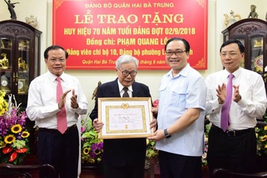 Bí thư Hà Nội trao huy hiệu 70 năm tuổi Đảng cho thân phụ ông Phạm Quang Nghị