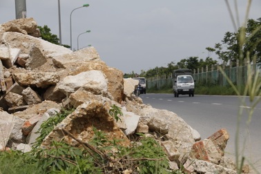 Hà Nội: Đổ trộm đất đá, phế thải bên đường gom đại lộ Thăng Long