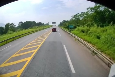 Đè vạch vàng để vượt, tài xế xe con nhận cái kết "đắng"