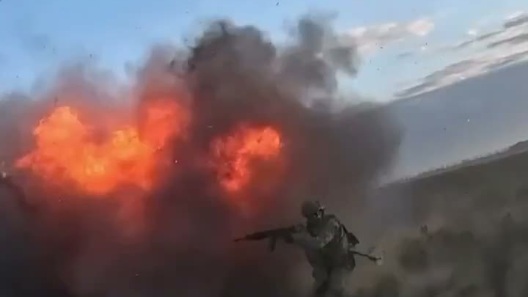 Nhóm lính Nga đi trên xe máy bị bầy đàn UAV Ukraine truy sát
