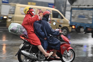 Người dân lỉnh kỉnh đồ đạc, đội mưa rời TPHCM đi nghỉ lễ Quốc khánh