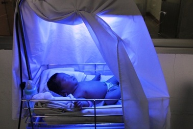 Tìm thân nhân bé gái sơ sinh bị bỏ rơi ven đường