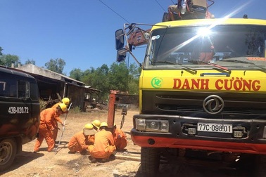 Xe cẩu gây chập điện, hàng ngàn hộ dân ở 2 tỉnh mất điện