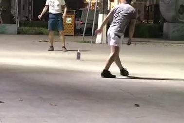 Hai người đàn ông với kỹ thuật đá cầu uyển chuyển như… múa